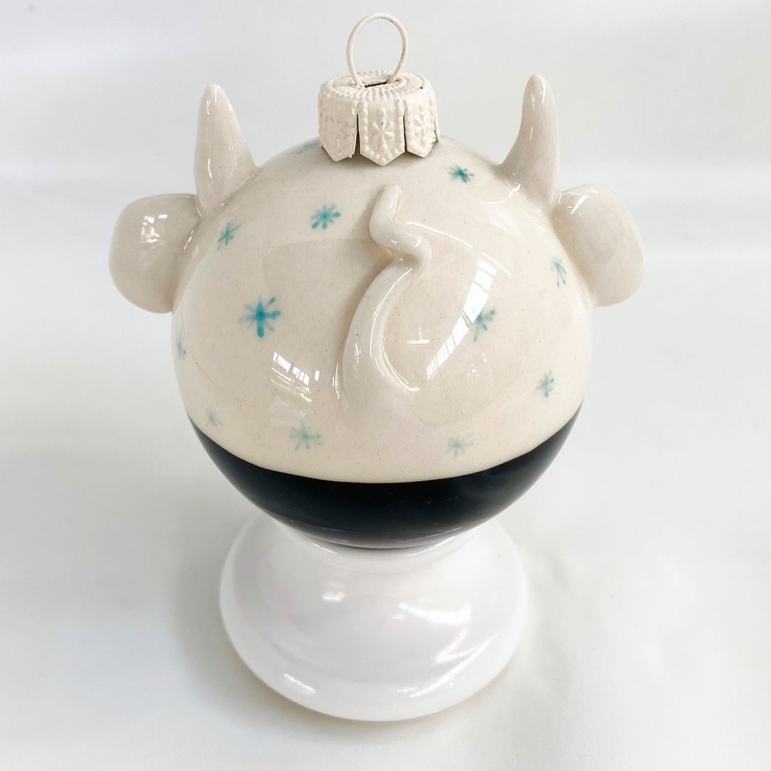 Фарфоровый елочный шар Бычок с мороженым (ручная роспись) Фарфоровый елочный шар Бычок с мороженым (ручная роспись)