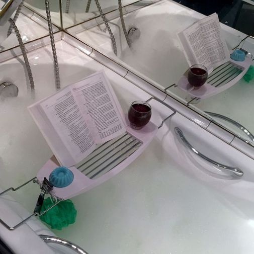 Столик для ванной Umbra Oasis в ванной комнате