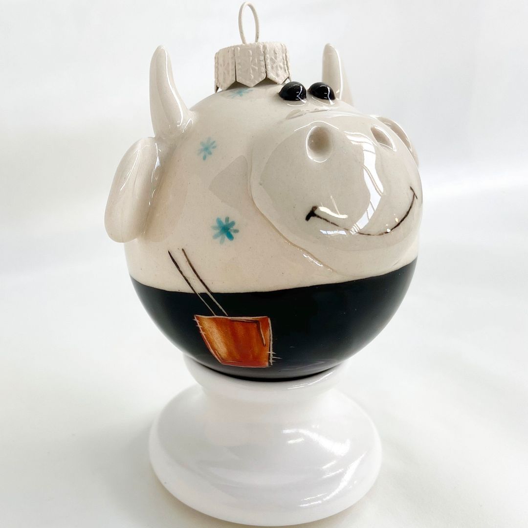 Фарфоровый елочный шар Бычок с мороженым (ручная роспись) Фарфоровый елочный шар Бычок с мороженым (ручная роспись)