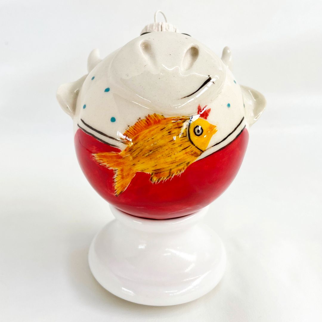Фарфоровый елочный шар Коровка с рыбкой (ручная роспись) Фарфоровый елочный шар Коровка с рыбкой (ручная роспись)
