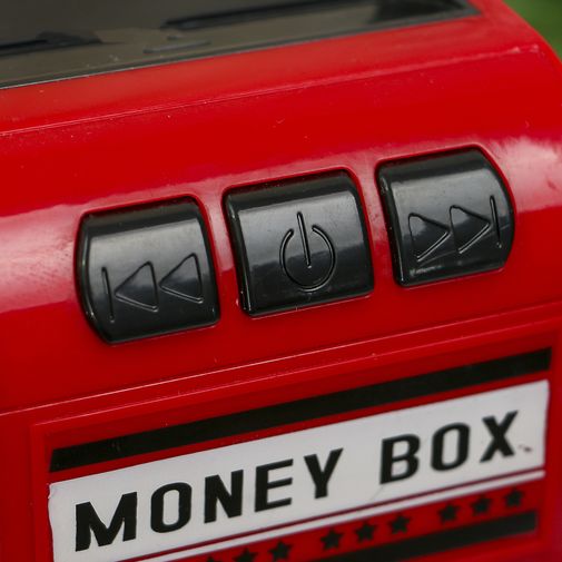 Копилка, разрезающая банкноты