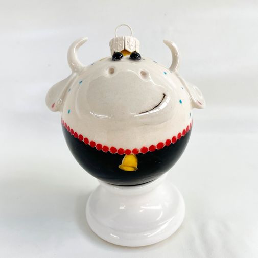 Фарфоровый елочный шар Коровка Маруся (ручная роспись) Фарфоровый елочный шар Коровка Маруся (ручная роспись)