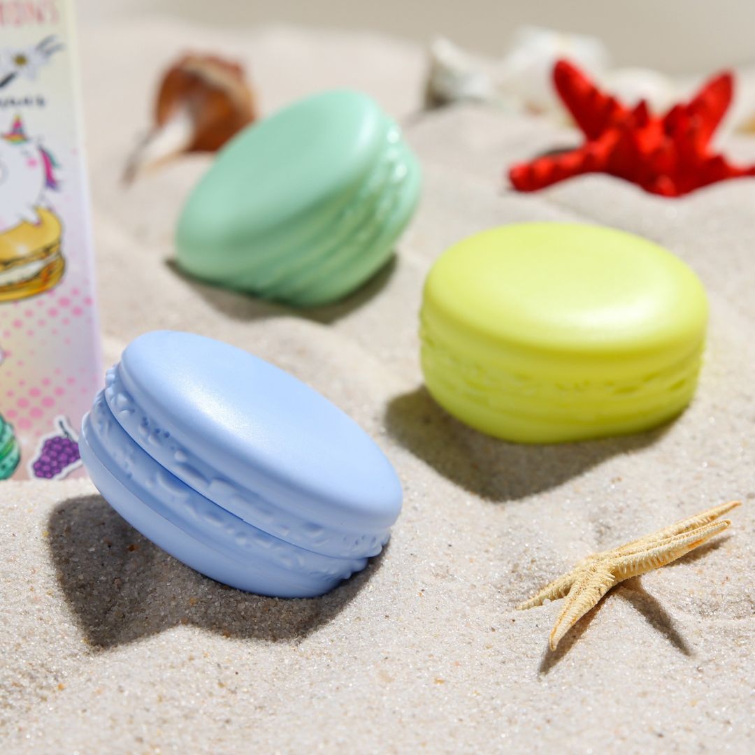 Набор из трёх бальзамов для губ Macarons (Ваниль, виноград и персик) Набор из трёх бальзамов для губ Macarons (Ваниль, виноград и персик)