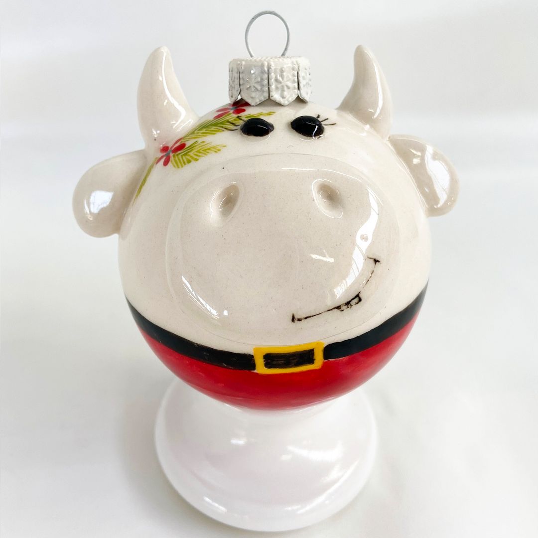 Фарфоровый елочный шар Коровка Мила (ручная роспись)