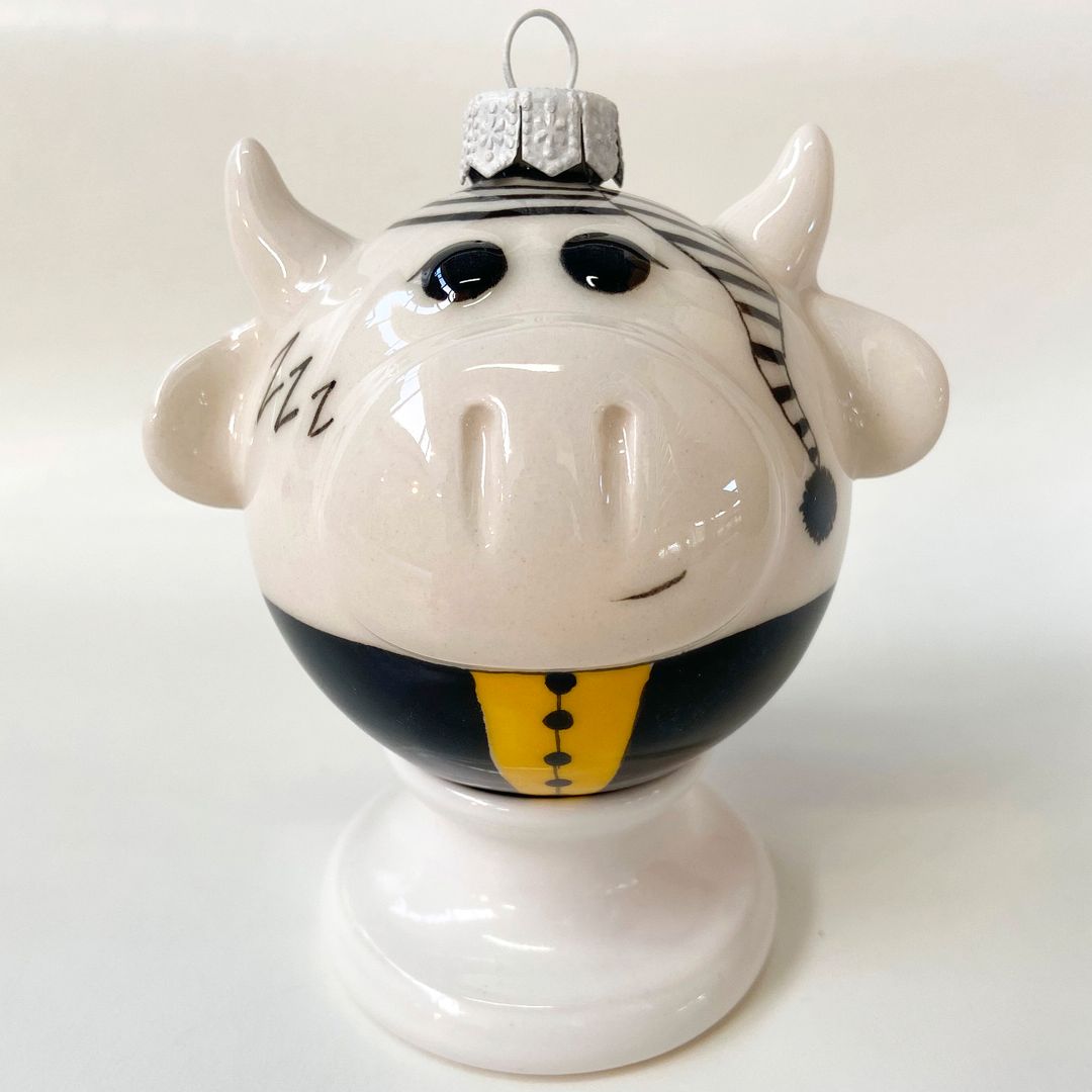 Фарфоровый елочный шар Спящая коровка (ручная роспись) Фарфоровый елочный шар Спящая коровка (ручная роспись)