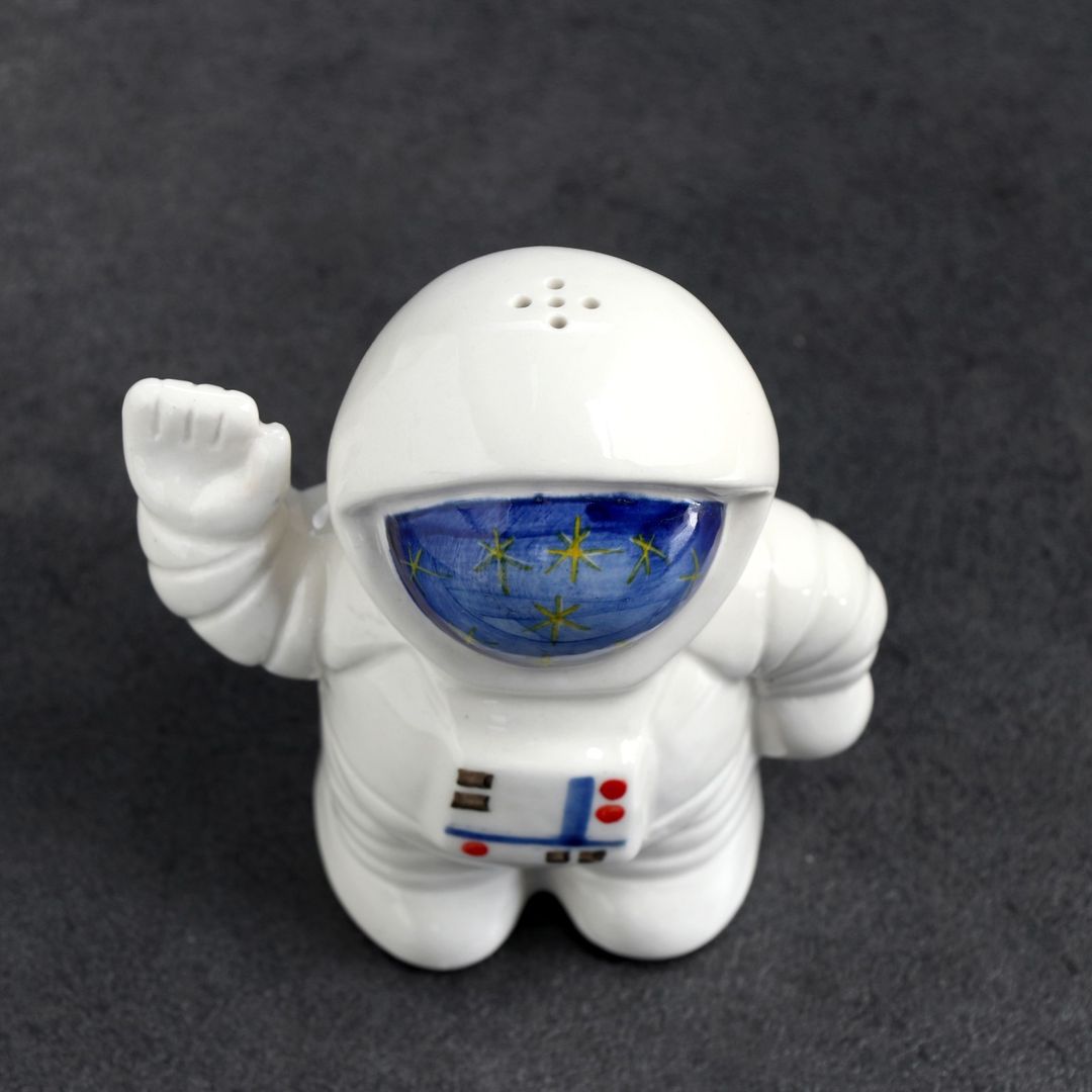 Солонка фарфоровая Космонавт Солонка фарфоровая Космонавт