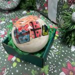 Фарфоровый елочный шар Тигренок с подарками (ручная роспись)