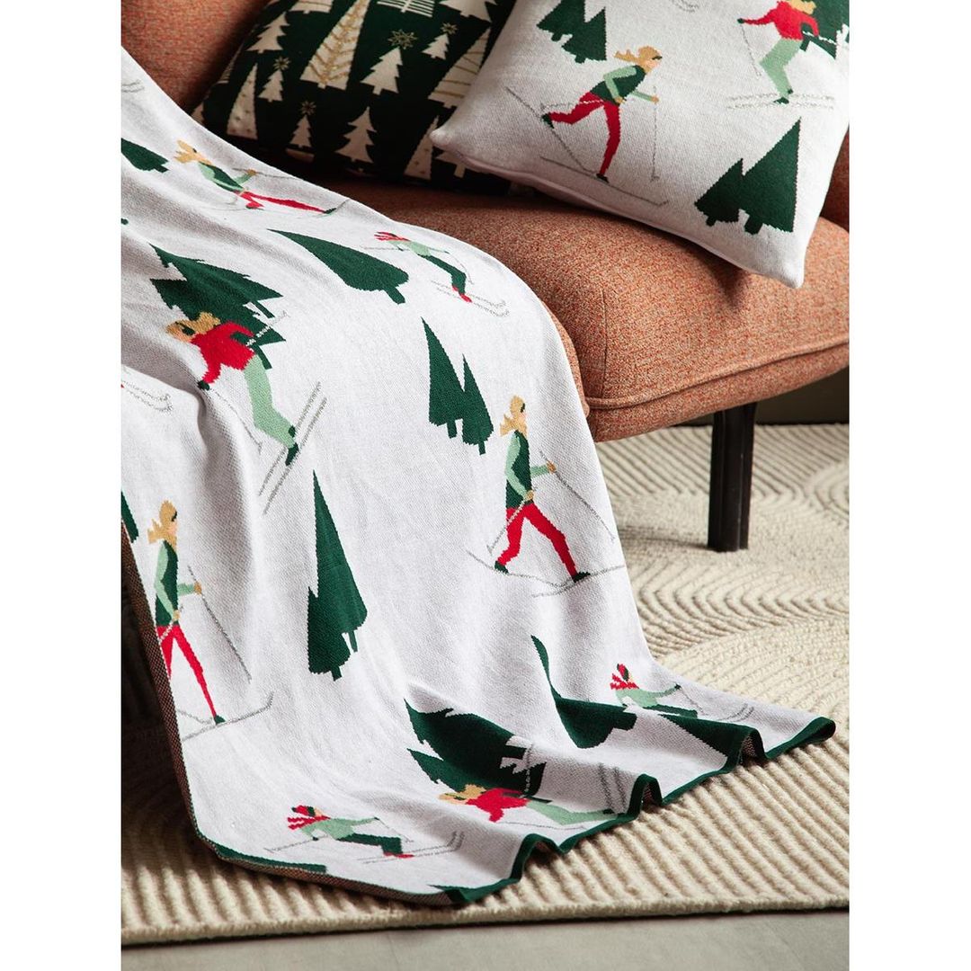 Плед из хлопка с новогодним рисунком Let's Ski из коллекции New Year Essential (130x180 см)