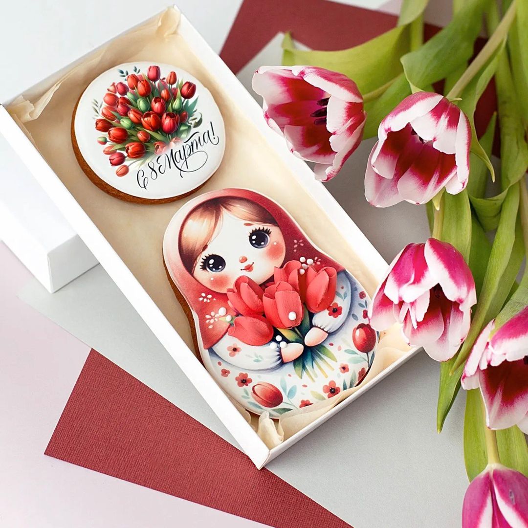 Набор имбирных пряников Матрешка с тюльпанами в коробке с лентой Набор имбирных пряников Матрешка с тюльпанами в коробке с лентой