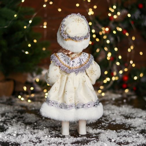 Снегурочка В шубке с кружевами и бусинкой (30 см)