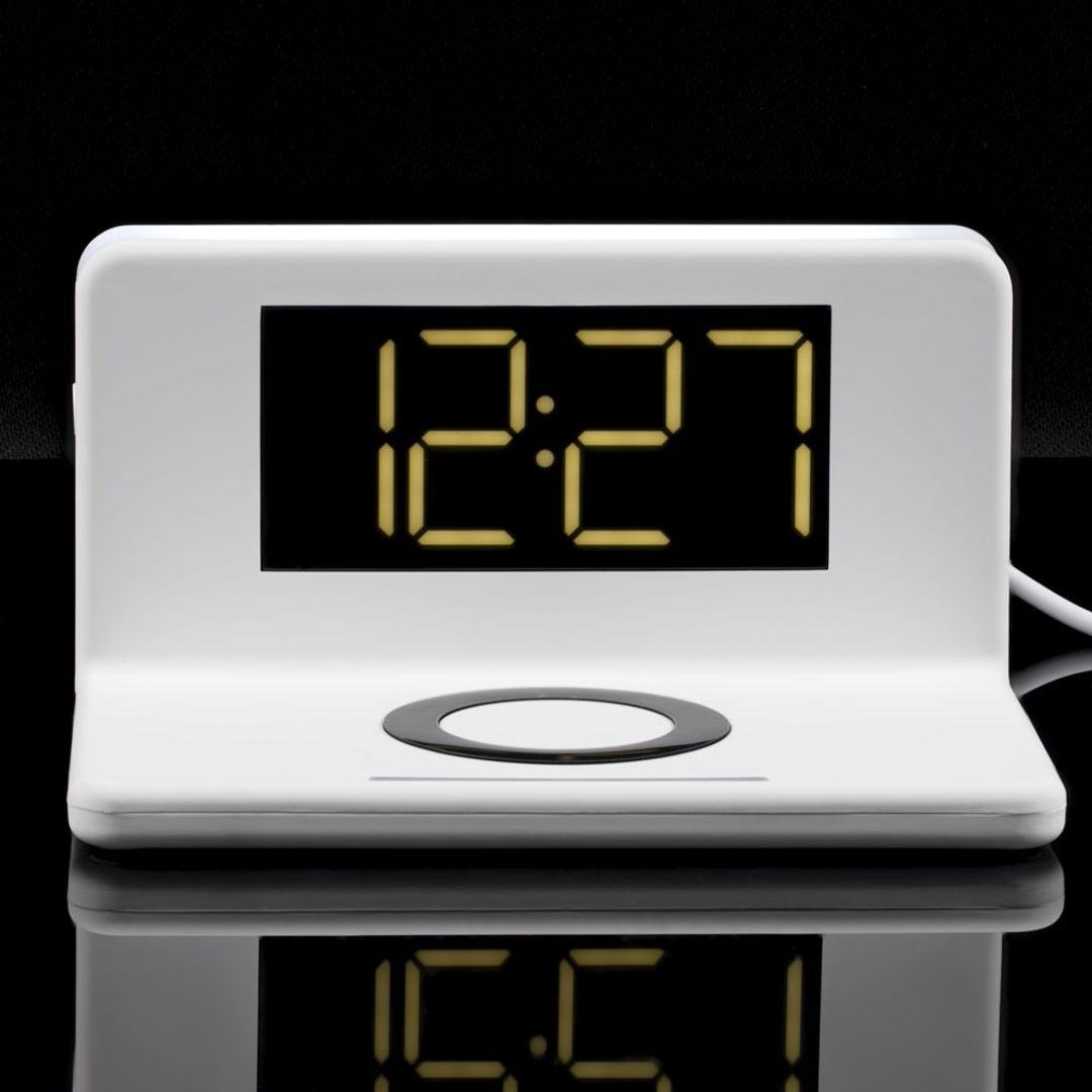 Часы настольные с беспроводным зарядным устройством Pitstop (белый)