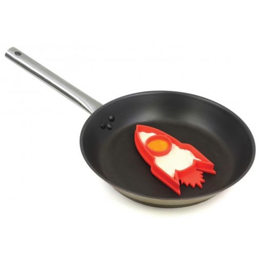 Форма с яйцом на сковороде