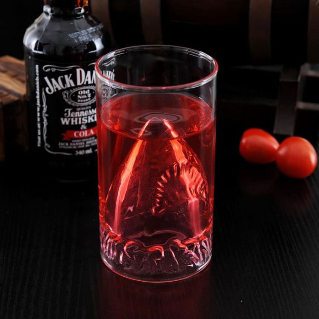 Стакан с акулой на дне Стакан с акулой на дне