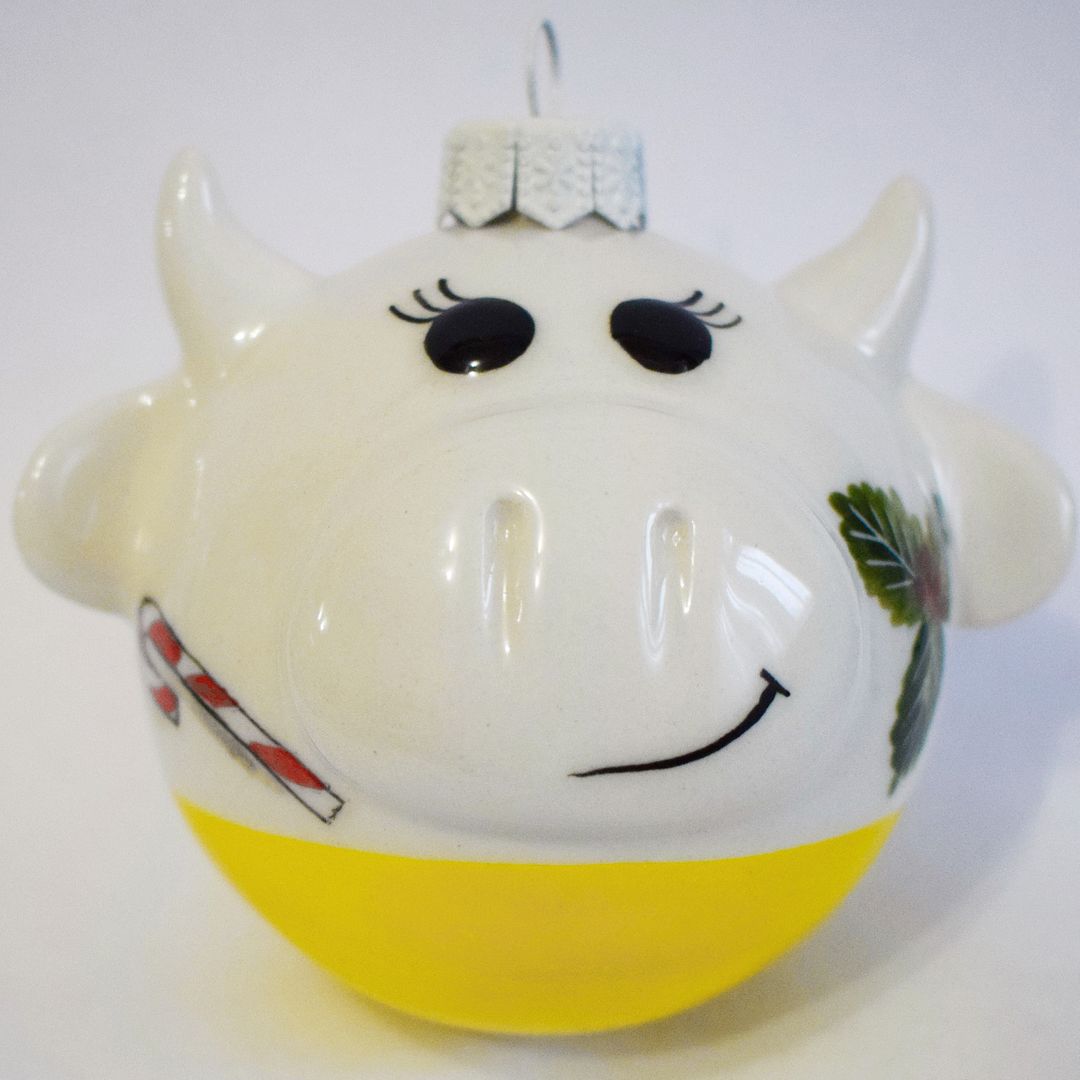 Фарфоровый елочный шар Коровка С Новым Годом (ручная роспись) Фарфоровый елочный шар Коровка С Новым Годом (ручная роспись)