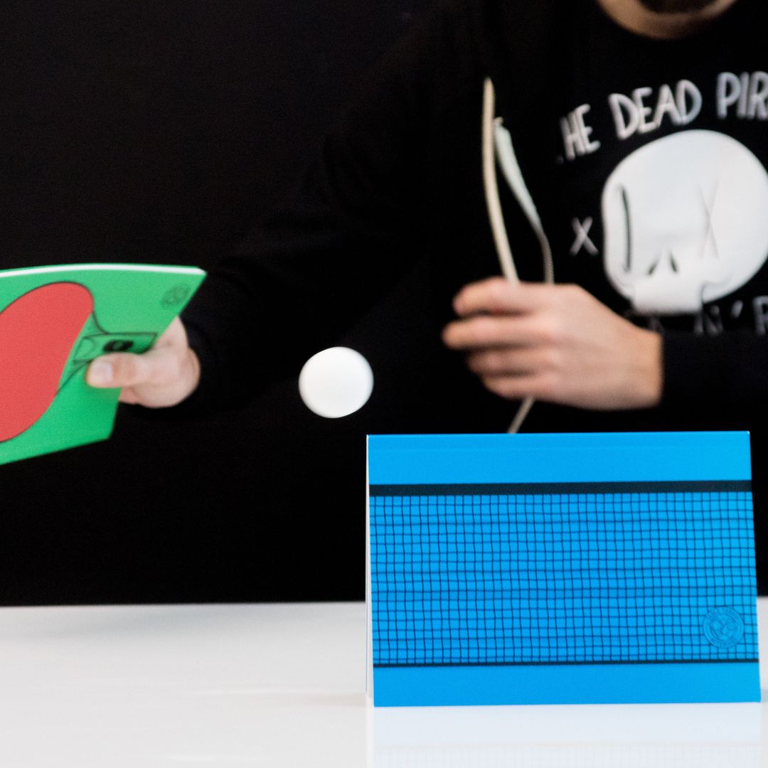 Игра в пинг-понг блокнотами