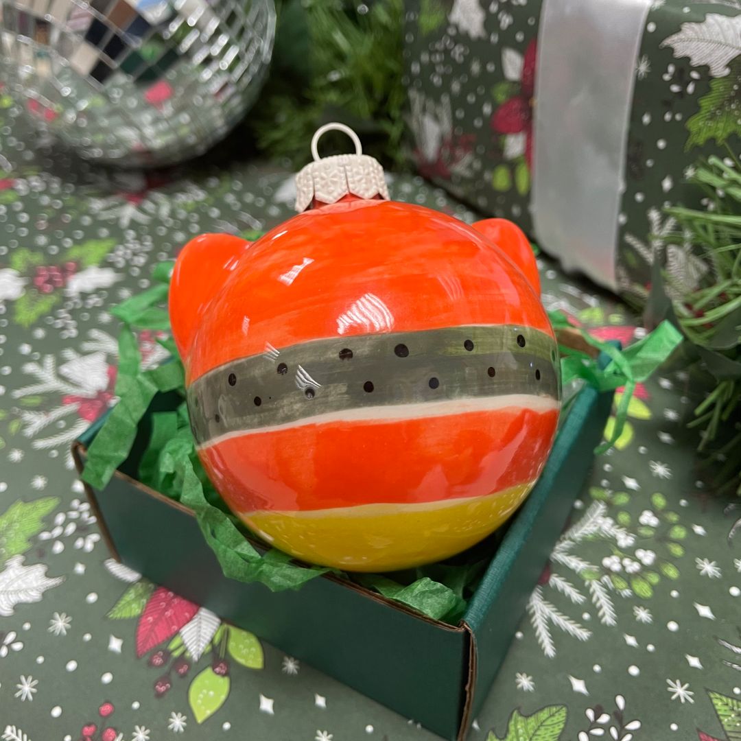 Фарфоровый елочный шар Тигр с шарфом (ручная роспись)