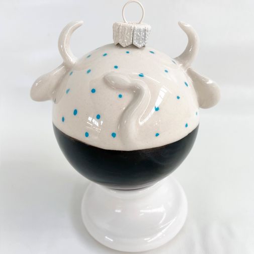 Фарфоровый елочный шар Коровка Маруся (ручная роспись) Фарфоровый елочный шар Коровка Маруся (ручная роспись)