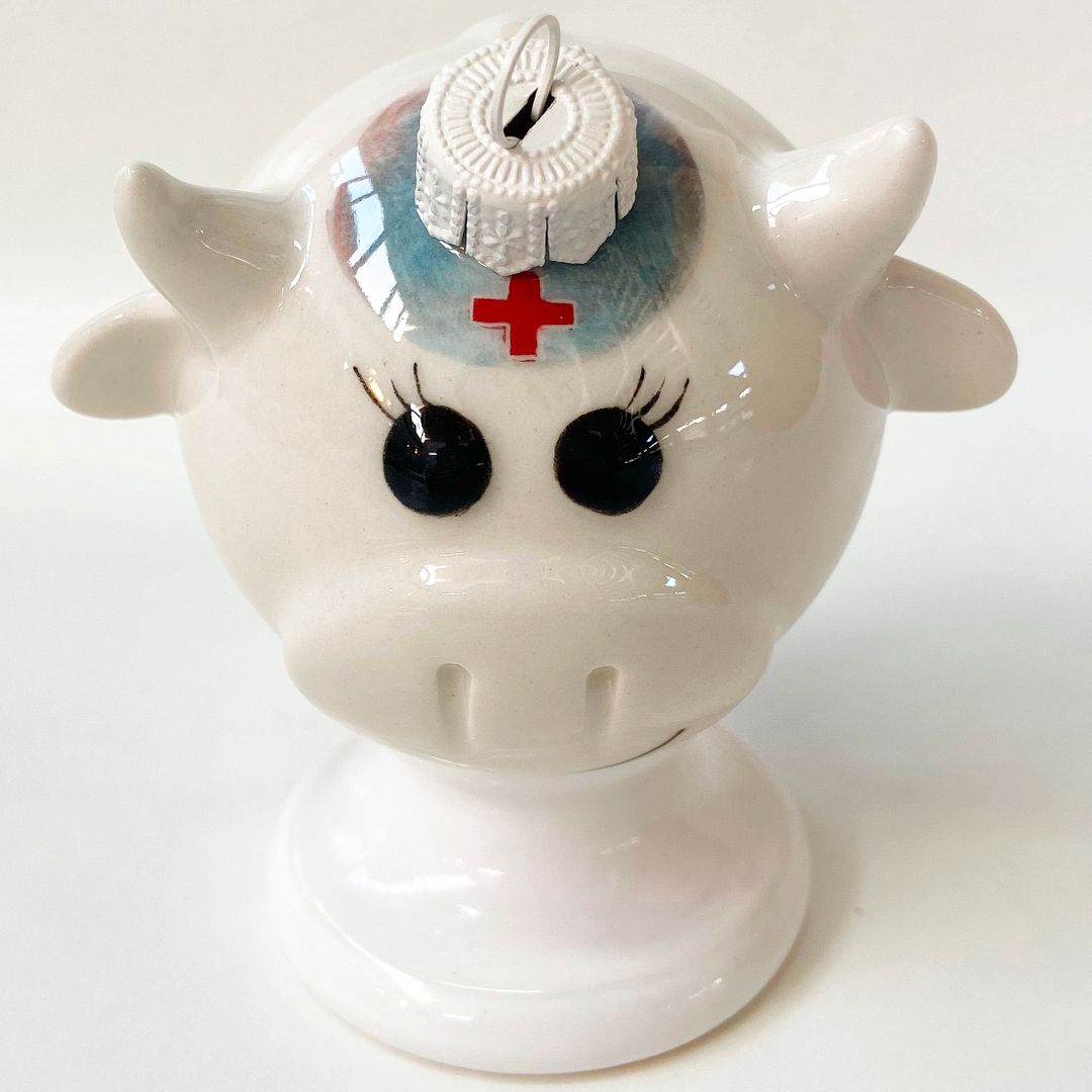 Фарфоровый елочный шар Коровка доктор (ручная роспись) Фарфоровый елочный шар Коровка доктор (ручная роспись)