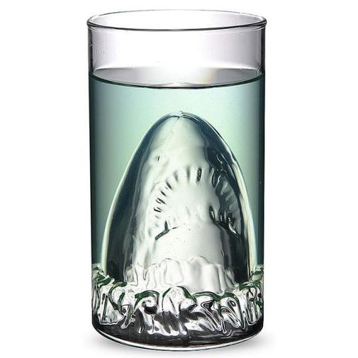 Стакан с акулой на дне Стакан с акулой на дне