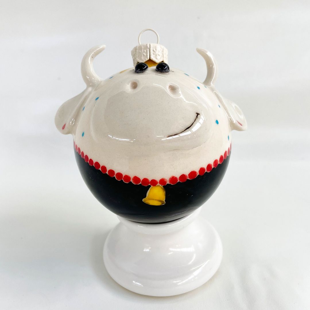 Фарфоровый елочный шар Коровка Маруся (ручная роспись) Фарфоровый елочный шар Коровка Маруся (ручная роспись)