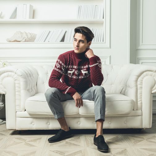 Свитер с оленями Зимняя вишня (с горлом)