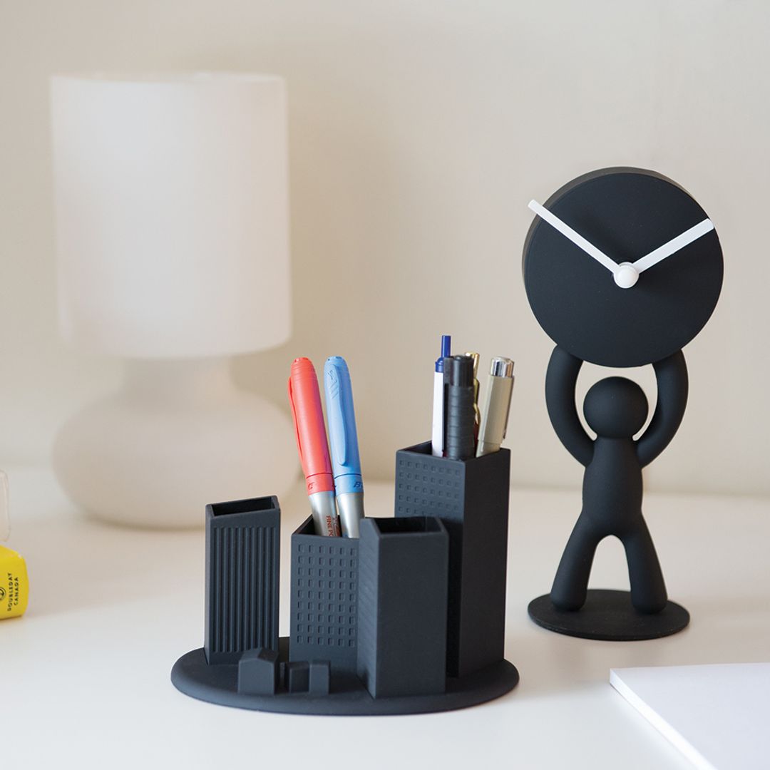 Часы Человечек Buddy в интерьере