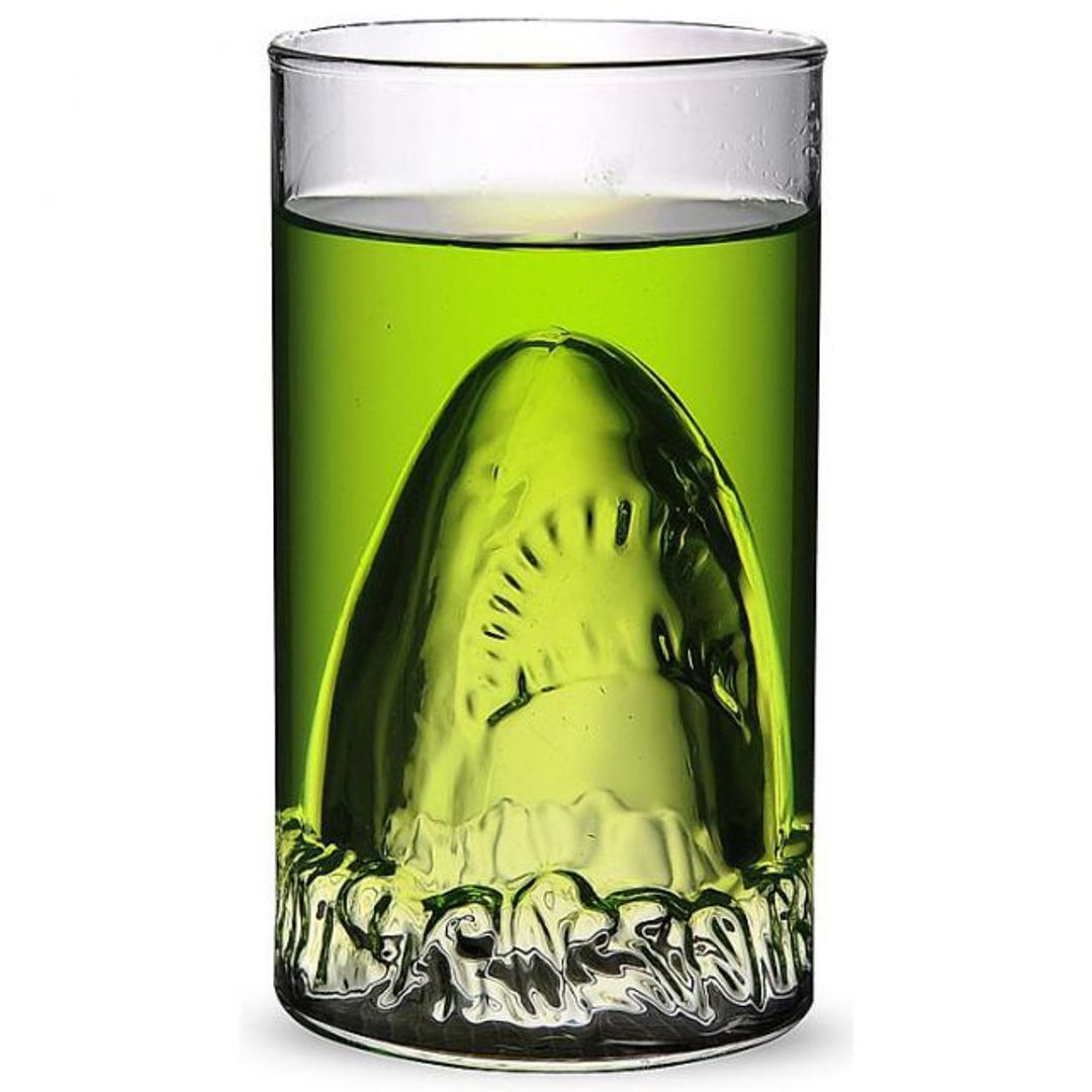 Стакан с акулой на дне Стакан с акулой на дне