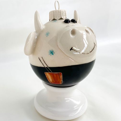 Фарфоровый елочный шар Бычок с мороженым (ручная роспись) Фарфоровый елочный шар Бычок с мороженым (ручная роспись)