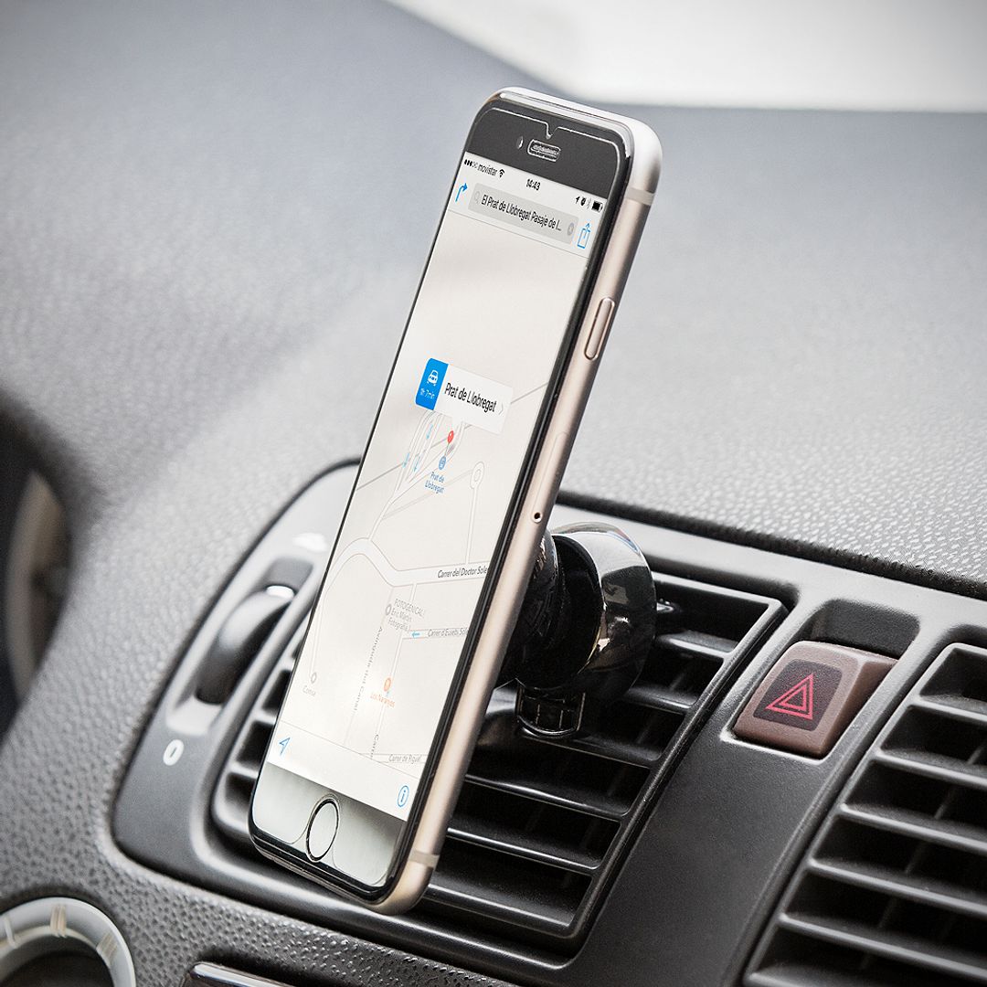 Смартфон под рукой у водителя Смартфон под рукой у водителя