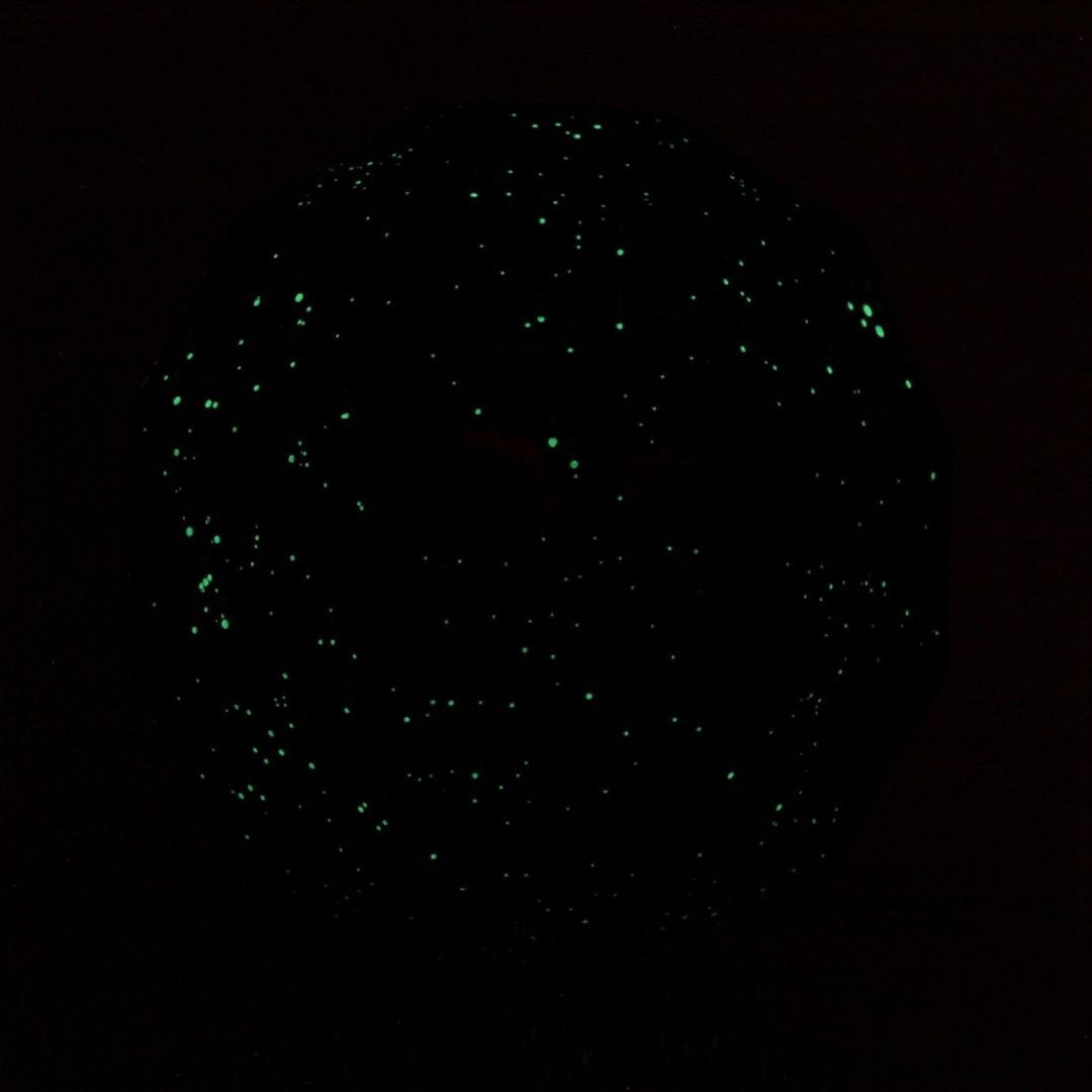 Глобус звездного неба в темноте Глобус звездного неба в темноте