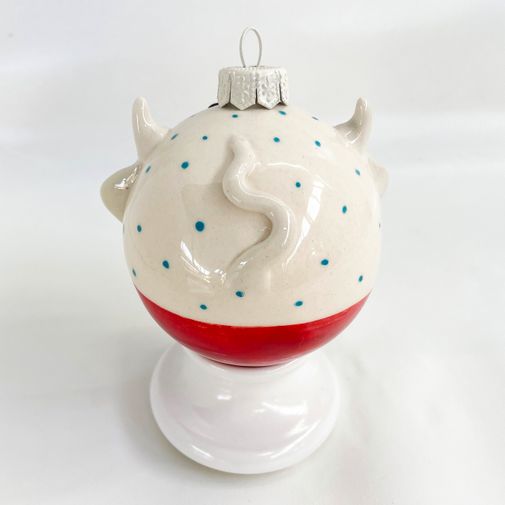 Фарфоровый елочный шар Коровка с рыбкой (ручная роспись) Фарфоровый елочный шар Коровка с рыбкой (ручная роспись)