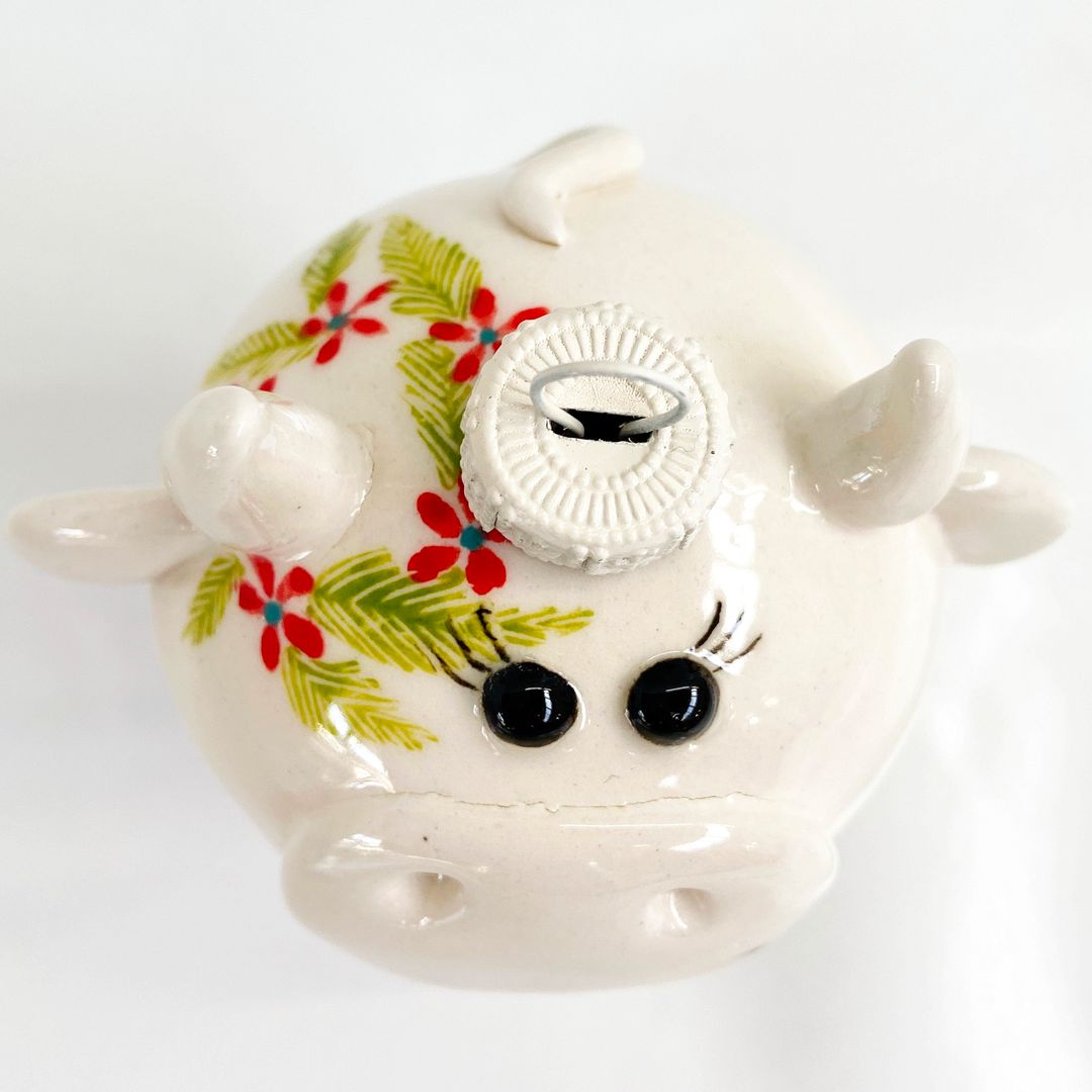 Фарфоровый елочный шар Коровка Мила (ручная роспись)