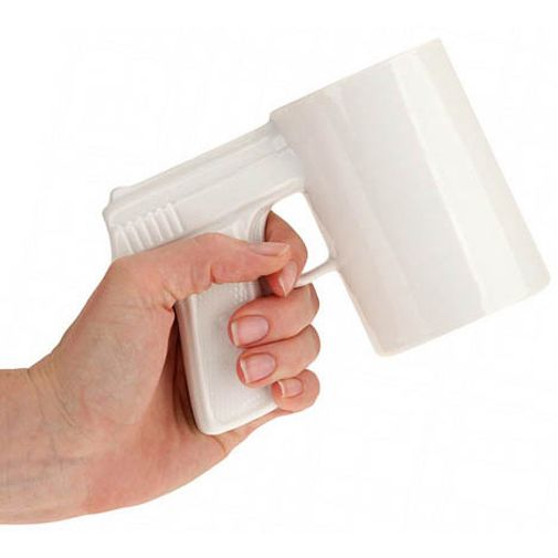 Кружка Пистолет (Белая с белой ручкой) В руке Кружка Пистолет (Белая с белой ручкой) В руке