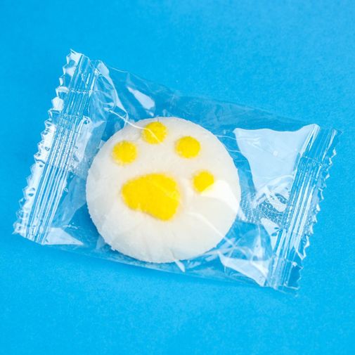 Маршмеллоу-лапка в открытке Любовь согревает