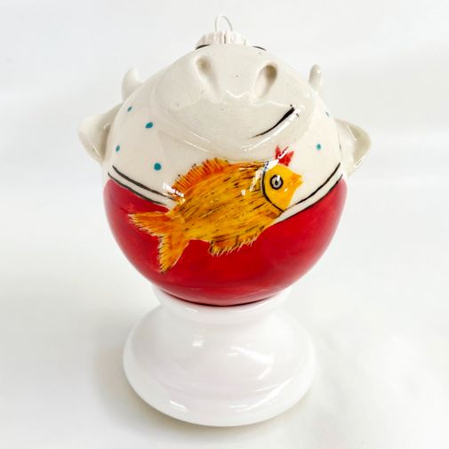 Фарфоровый елочный шар Коровка с рыбкой (ручная роспись) Фарфоровый елочный шар Коровка с рыбкой (ручная роспись)
