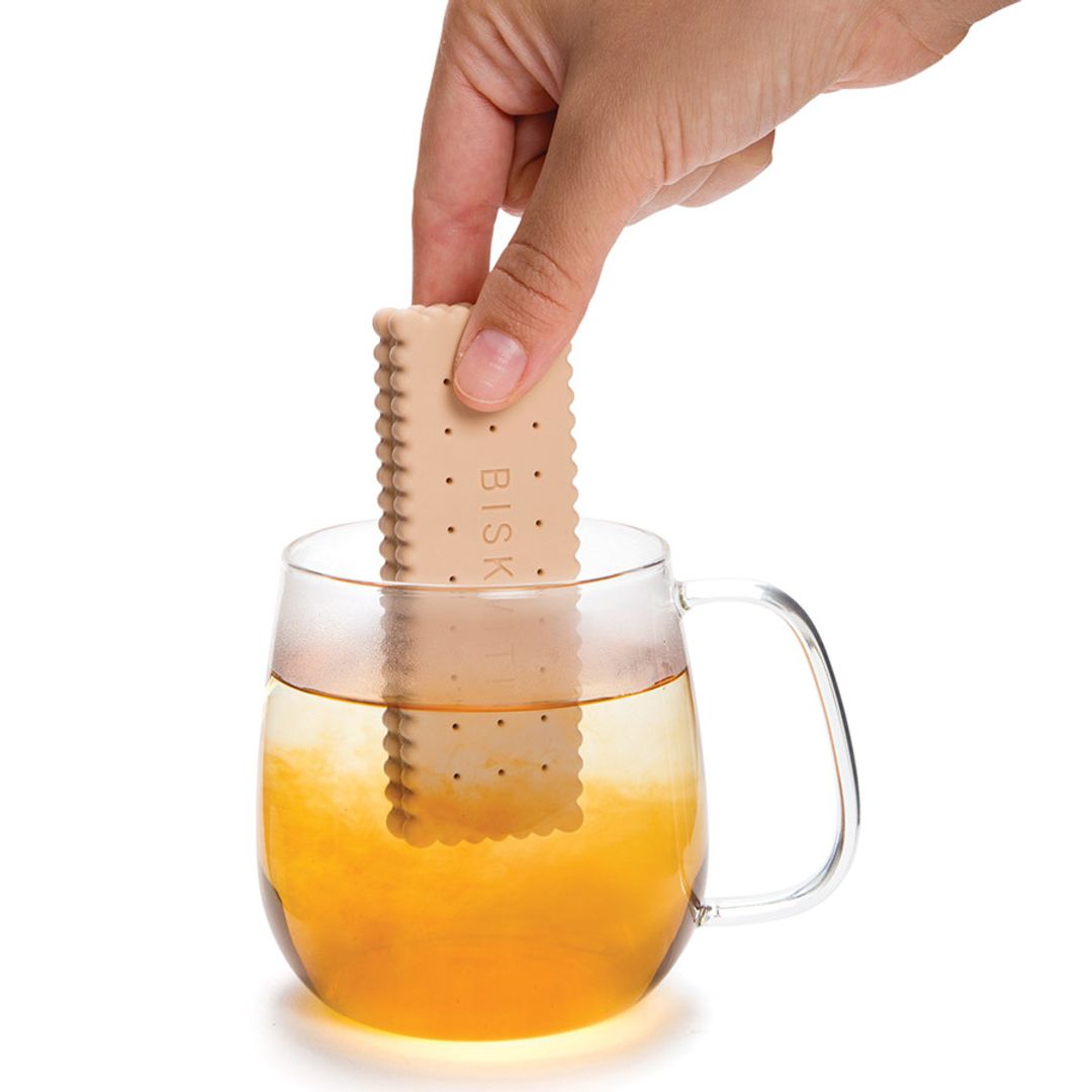 Завариваем чай, макая в кипяток печенье Завариваем чай, макая в кипяток печенье