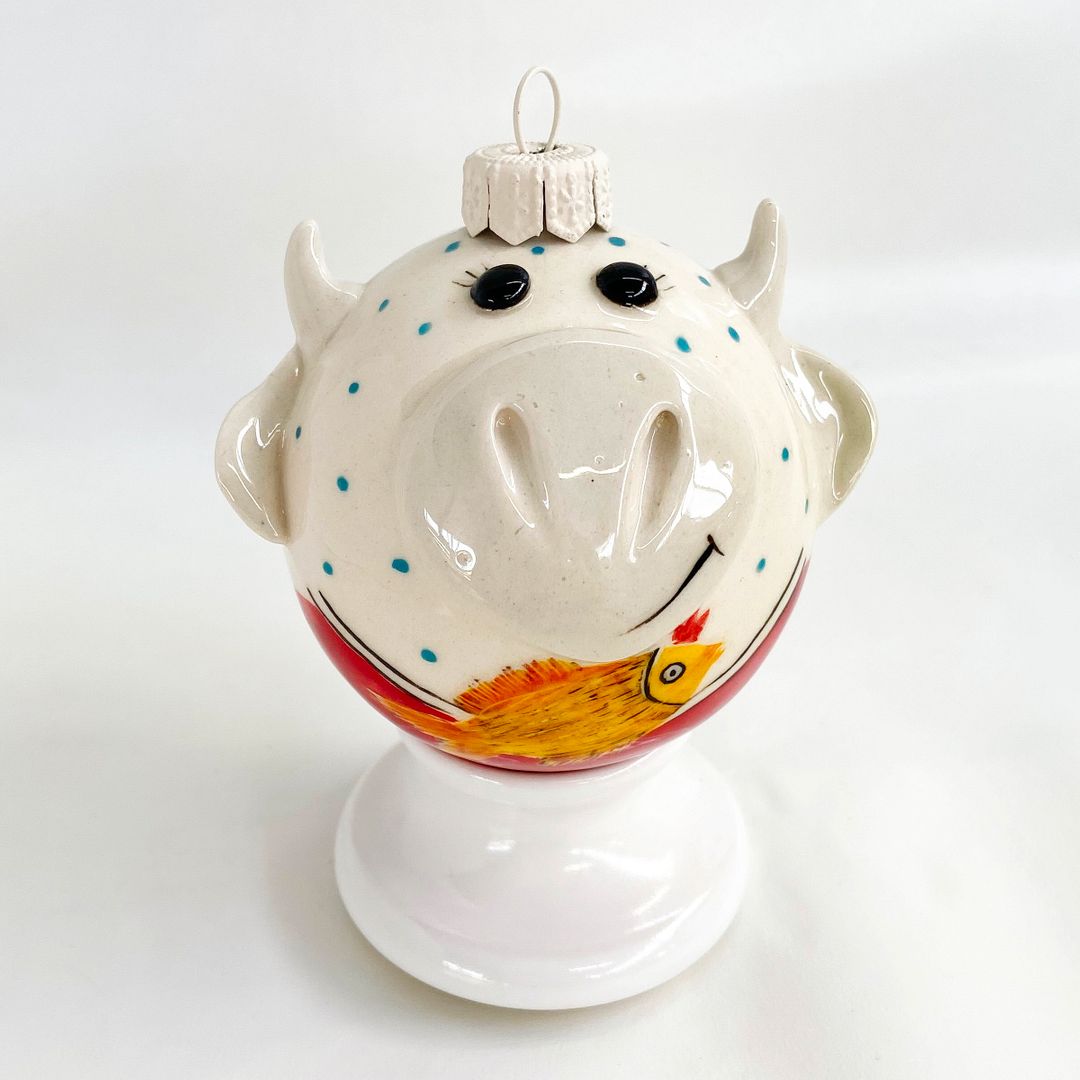 Фарфоровый елочный шар Коровка с рыбкой (ручная роспись) Фарфоровый елочный шар Коровка с рыбкой (ручная роспись)