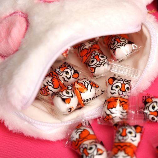 Подарочная сумка-лапка с конфетами Тигристого года Подарочная сумка-лапка с конфетами Тигристого года