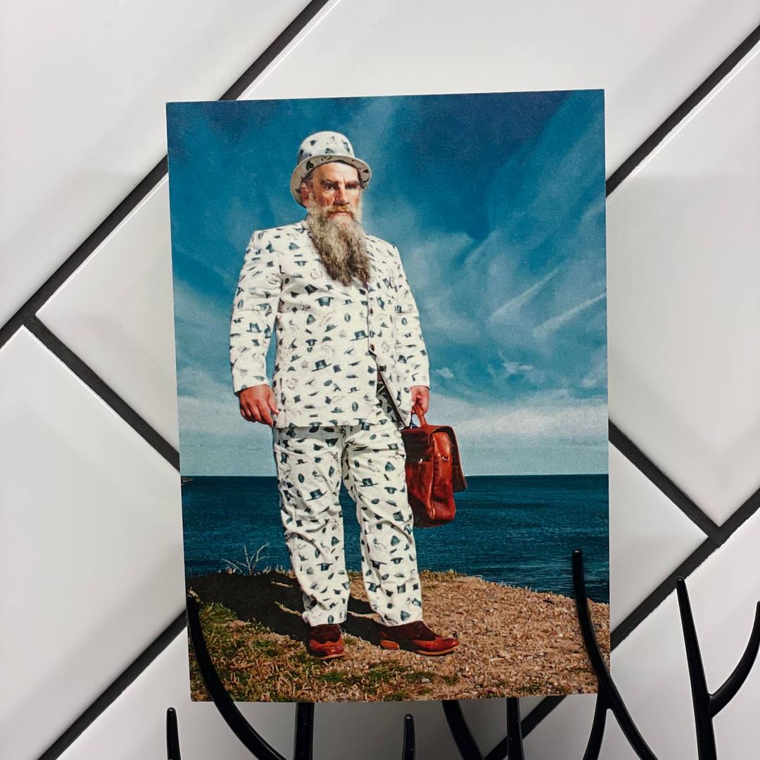 Открытка почтовая Модные классики Толстой на море Открытка почтовая Модные классики Толстой на море