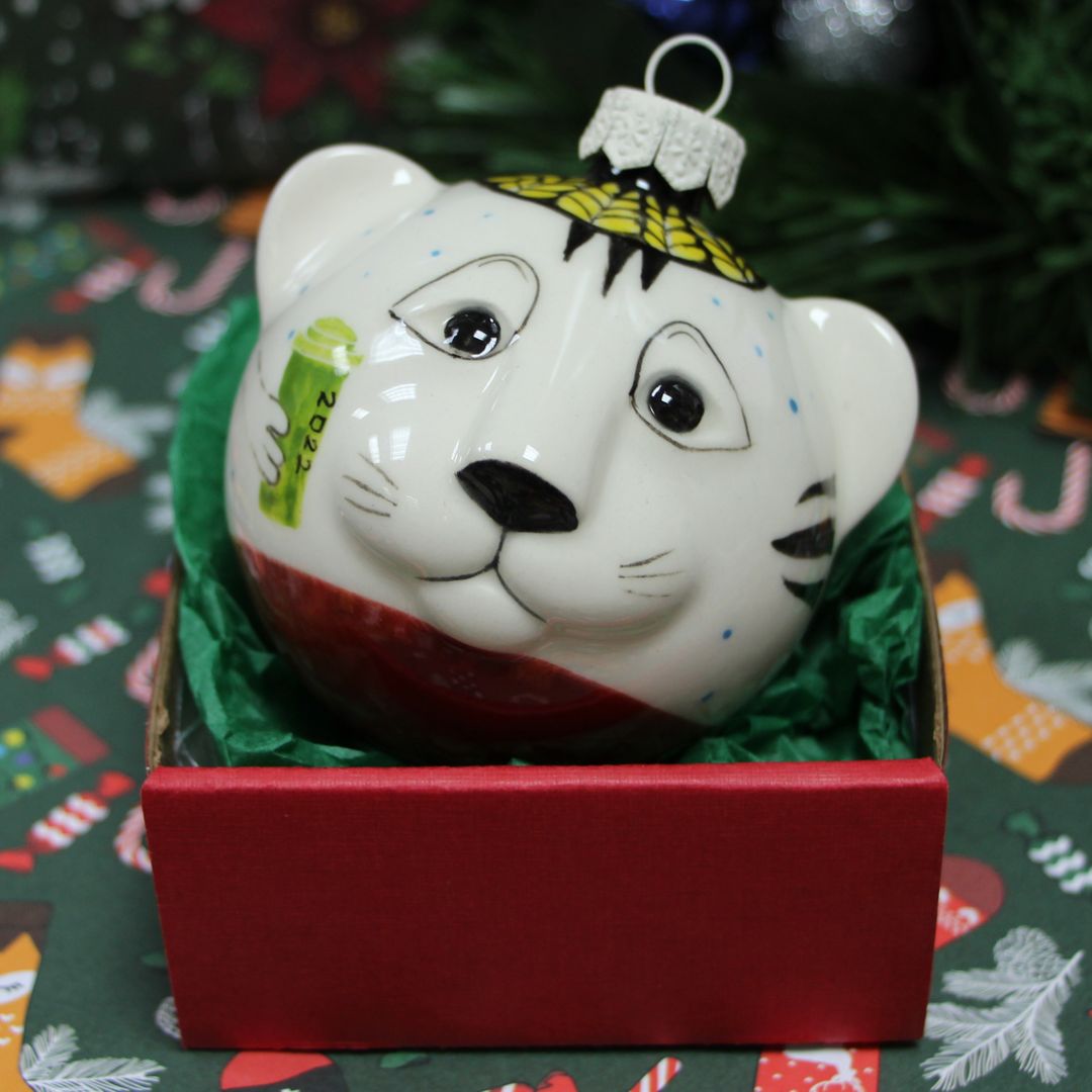 Фарфоровый елочный шар Тигр с кофе (ручная роспись) Фарфоровый елочный шар Тигр с кофе (ручная роспись)