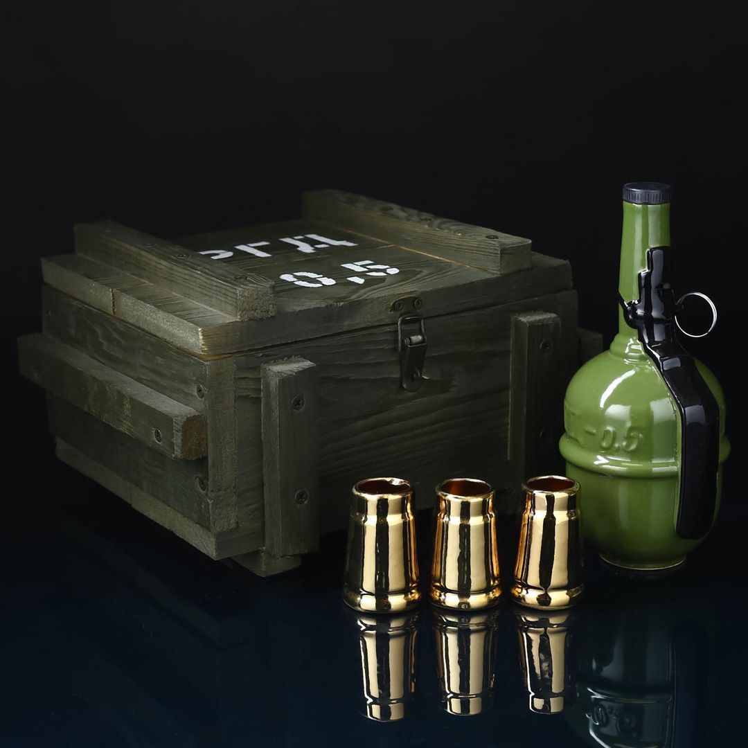 Подарочный набор в деревянном ящике с рюмками Граната РГД (3 шт) Подарочный набор в деревянном ящике с рюмками Граната РГД (3 шт)