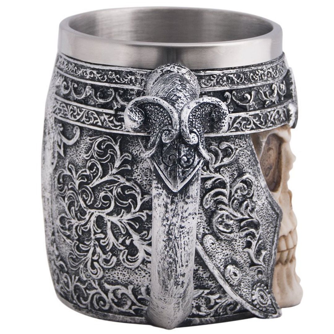 Кружка Череп в доспехах детально сбоку