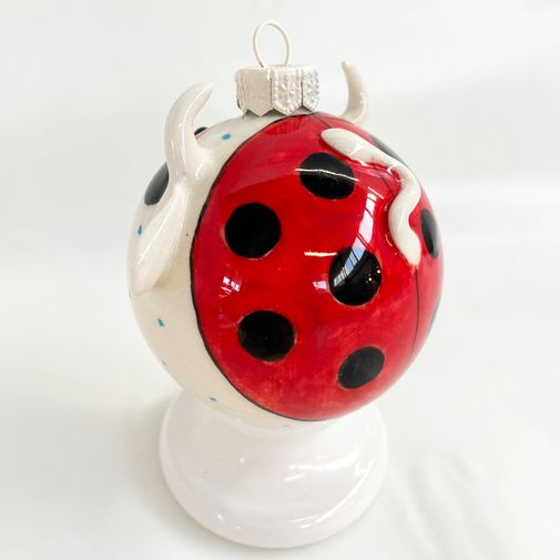 Фарфоровый елочный шар Божья коровка (ручная роспись) Фарфоровый елочный шар Божья коровка (ручная роспись)