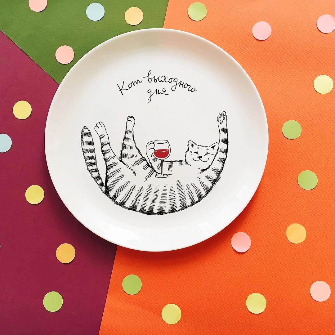 Тарелка Кот с бокалом Кот выходного дня