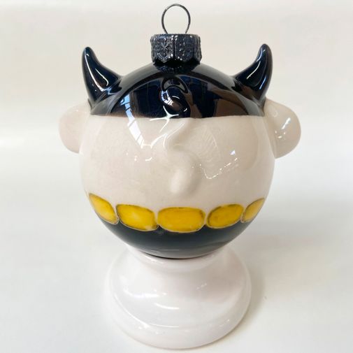 Фарфоровый елочный шар Коровка-бэтмен(ручная роспись) Фарфоровый елочный шар Коровка-бэтмен(ручная роспись)