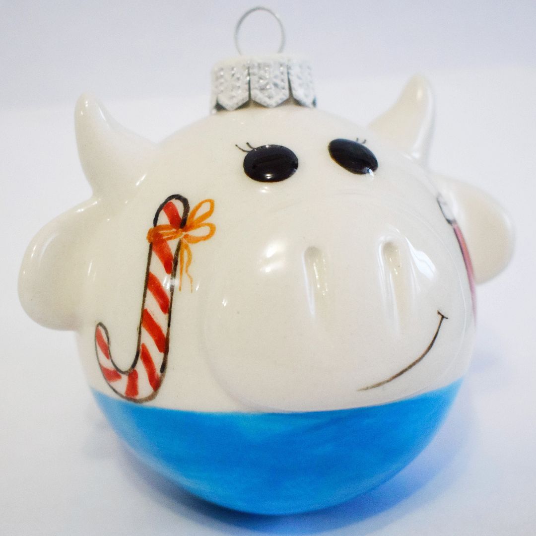 Фарфоровый елочный шар Коровка новогодние украшения (ручная роспись) Фарфоровый елочный шар Коровка новогодние украшения (ручная роспись)