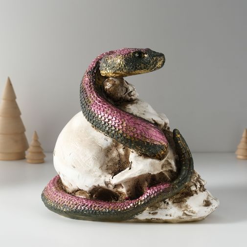 Череп со змеёй