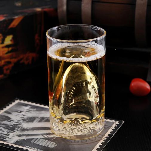 Стакан с акулой на дне Стакан с акулой на дне