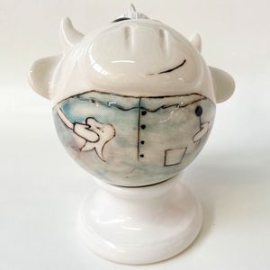 Фарфоровый елочный шар Коровка доктор (ручная роспись) Фарфоровый елочный шар Коровка доктор (ручная роспись)