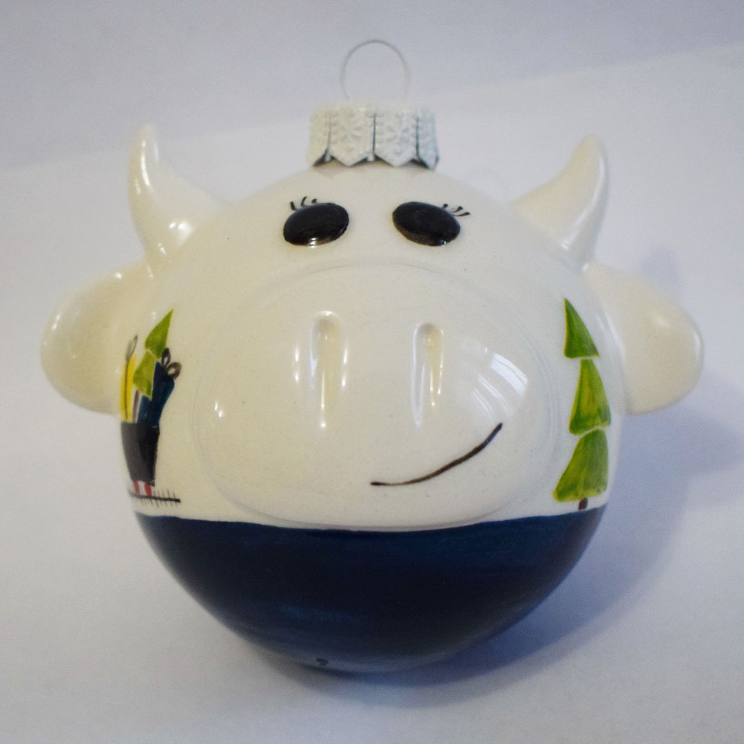 Фарфоровый елочный шар Коровка с елочкой (ручная роспись) Фарфоровый елочный шар Коровка с елочкой (ручная роспись)